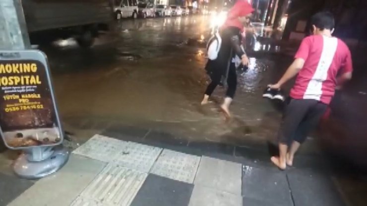 Elazığ'da sağanak günlük yaşamı olumsuz etkiledi