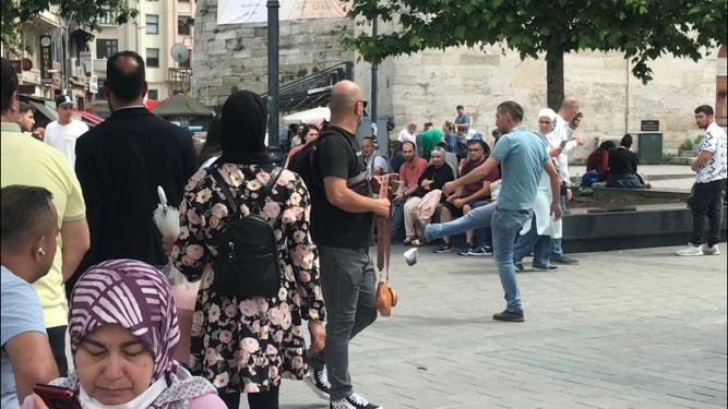 Kadını darbeden salgırgana kafa attı