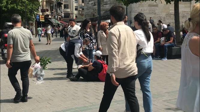 Kadını darbeden salgırgana kafa attı