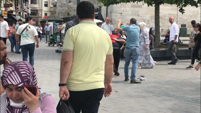 Kadını darbeden salgırgana kafa attı