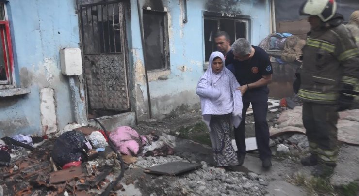 Kaldığı metruk evi ateşe verdi