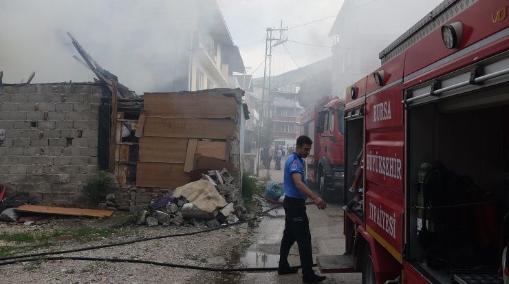 Kaldığı metruk evi ateşe verdi