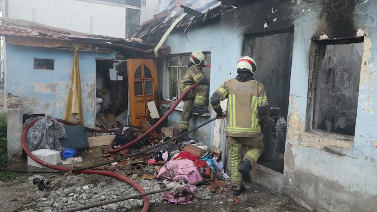Kaldığı metruk evi ateşe verdi