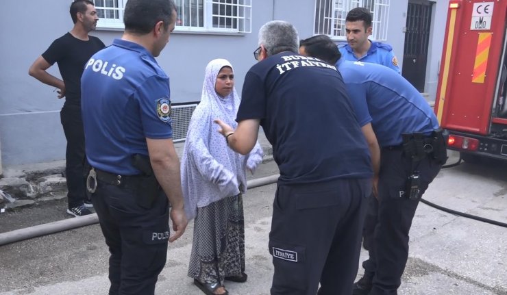 Kaldığı metruk evi ateşe verdi