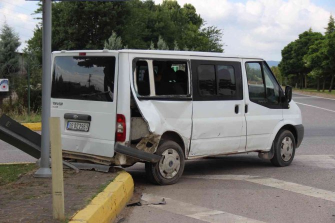 Kavşakta minibüs ile hafif ticari araç çarpıştı