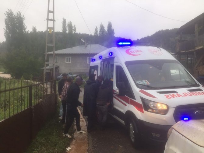 Kayalıklarda mahsur kalan çocuklar kurtarıldı