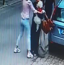 Köpeği çalarken sahibine yakalandı