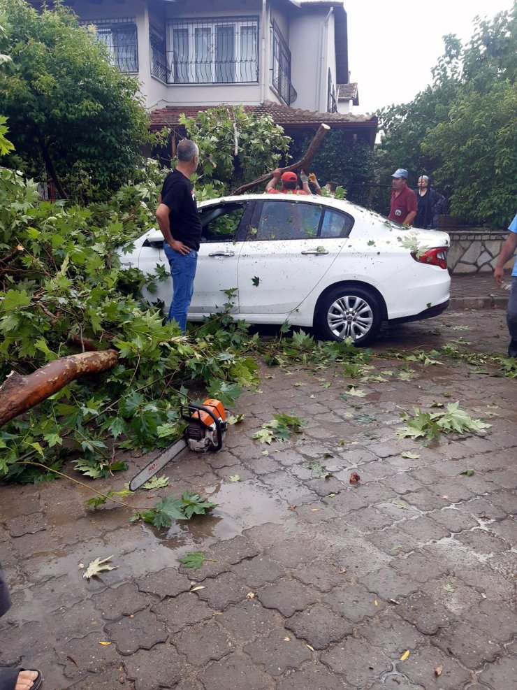 Manisa'da sağanak ve fırtına günlük yaşamı olumsuz etkiledi