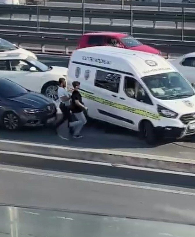 Otomobilde uyuşturucu kullanırken yakalandılar