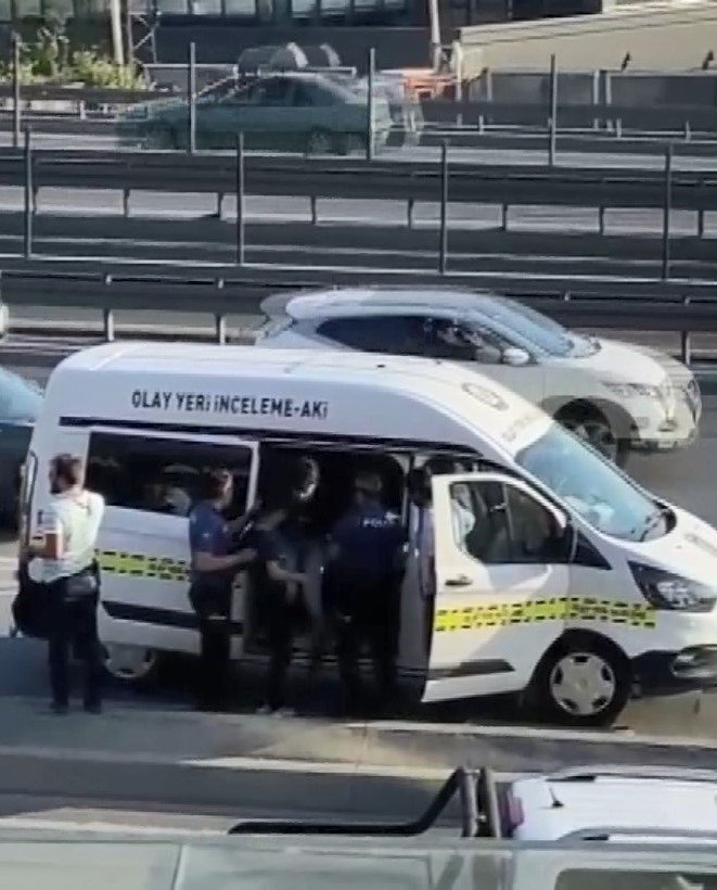 Otomobilde uyuşturucu kullanırken yakalandılar