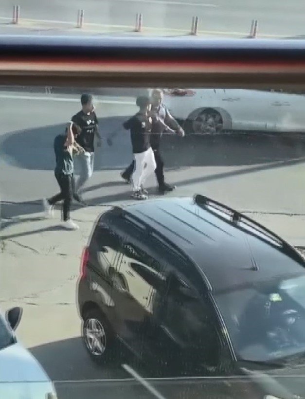 Otomobilde uyuşturucu kullanırken yakalandılar