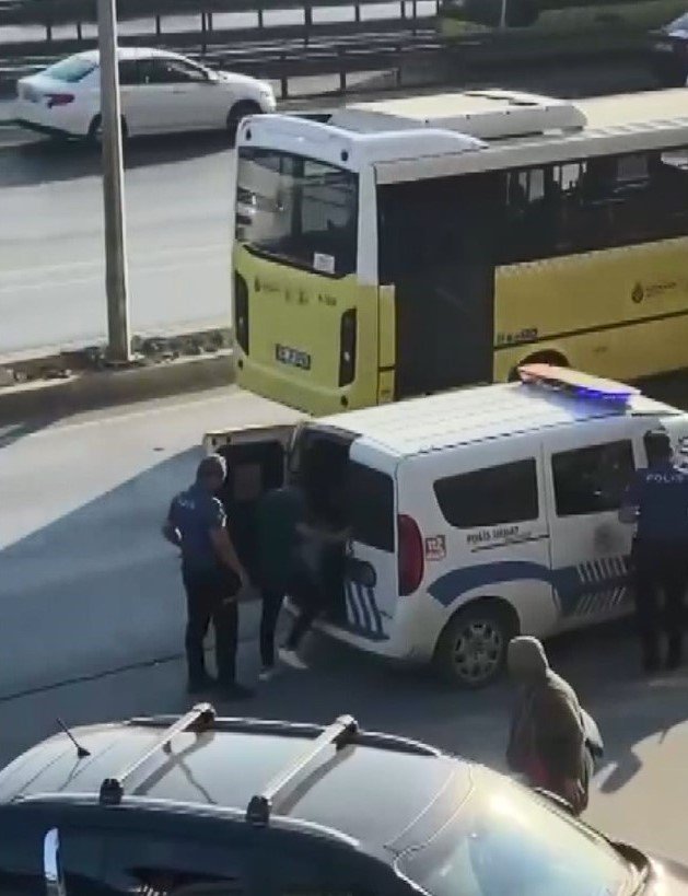 Otomobilde uyuşturucu kullanırken yakalandılar