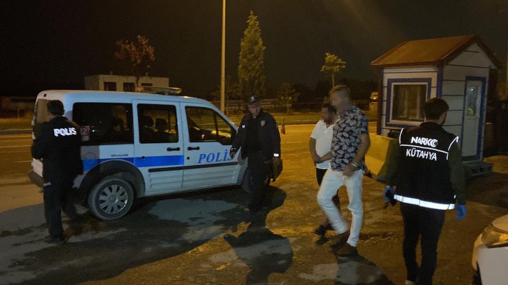 Otomobilde uyuşturucu, tabanca ve sahte para çıktı