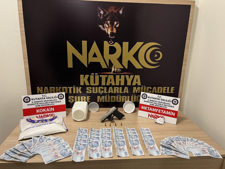 Otomobilde uyuşturucu, tabanca ve sahte para çıktı