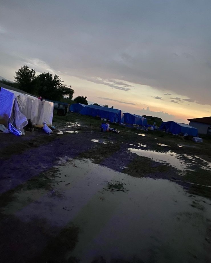 Sağanak ve dolu; mevsimlik işçiler düğün salonuna yerleştirildi