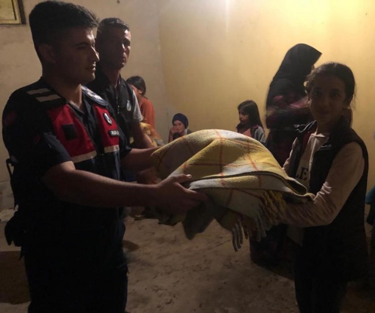 Sağanak ve dolu; mevsimlik işçiler düğün salonuna yerleştirildi