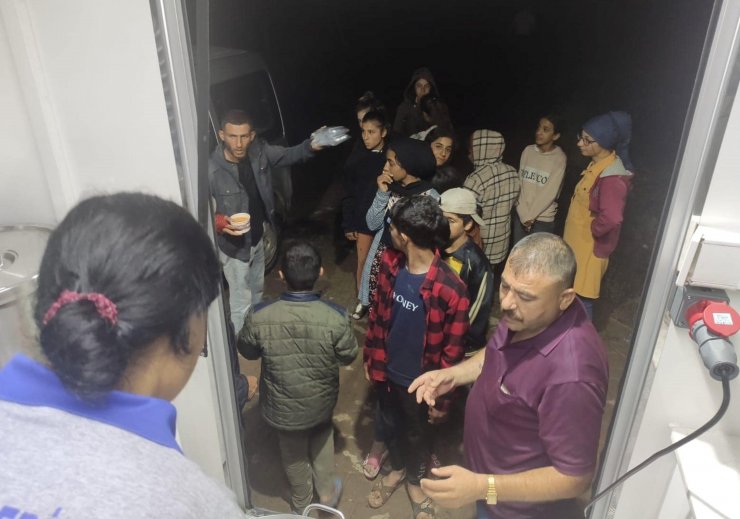 Sağanak ve dolu; mevsimlik işçiler düğün salonuna yerleştirildi