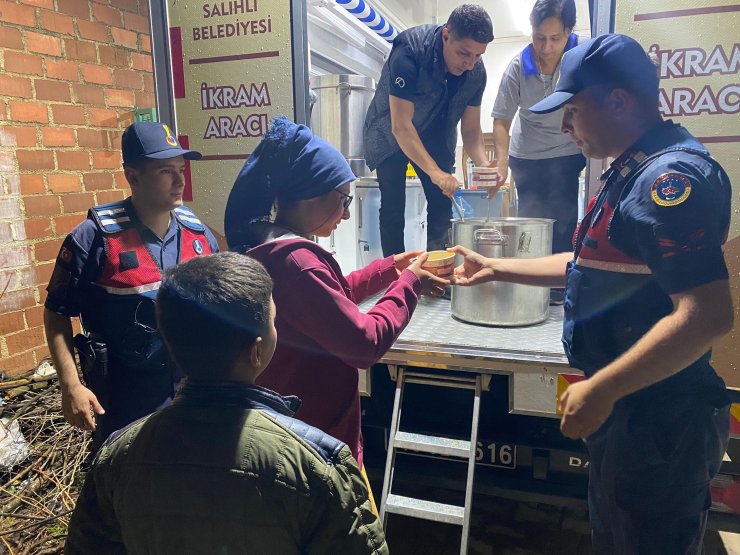 Sağanak ve dolu; mevsimlik işçiler düğün salonuna yerleştirildi