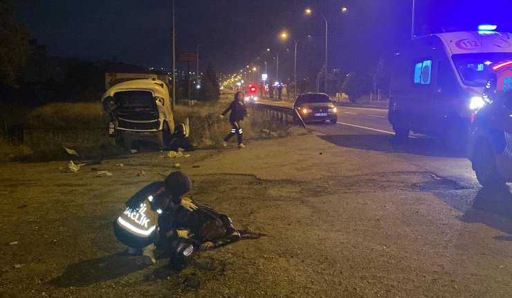 Takla atıp, ters dönen otomobildeki 2 kişi ağır yaralandı