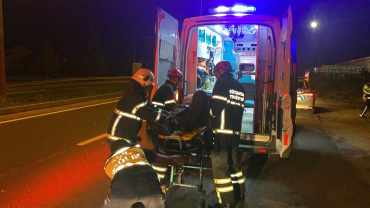 Takla atıp, ters dönen otomobildeki 2 kişi ağır yaralandı