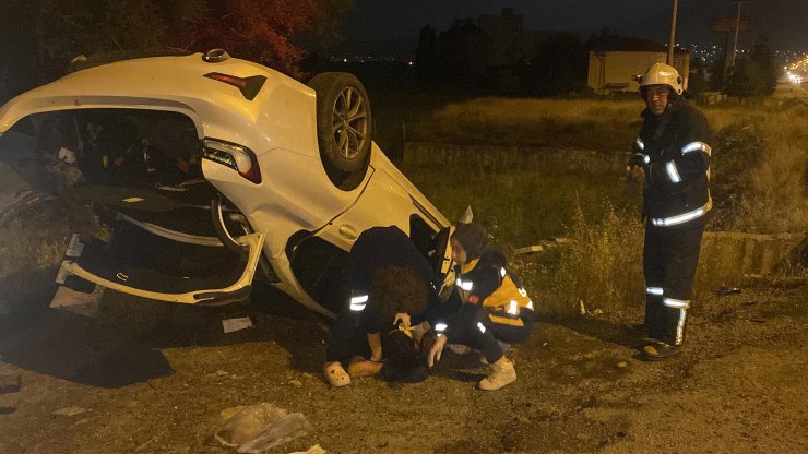 Takla atıp, ters dönen otomobildeki 2 kişi ağır yaralandı
