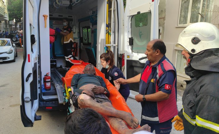 Yangında çöken çatının altından itfaiye çıkardı