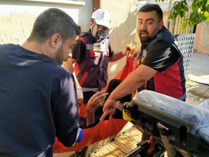 Yangında evde mahsur kaldı itfaiye kurtardı