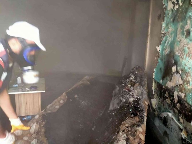 Yangında evde mahsur kaldı itfaiye kurtardı