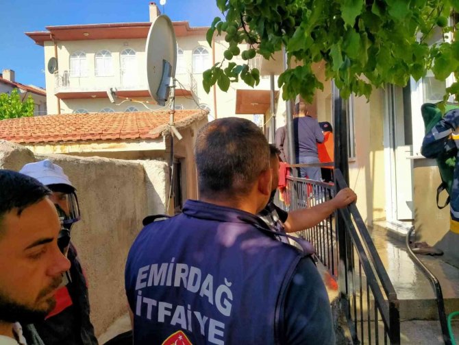 Yangında evde mahsur kaldı itfaiye kurtardı