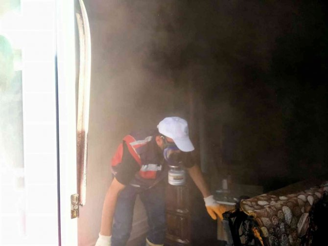 Yangında evde mahsur kaldı itfaiye kurtardı