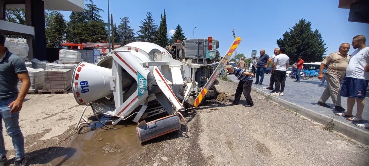 Yol çöktü, devrilen beton mikserinin şoförü yaralandı 