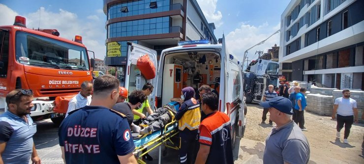 Yol çöktü, devrilen beton mikserinin şoförü yaralandı 