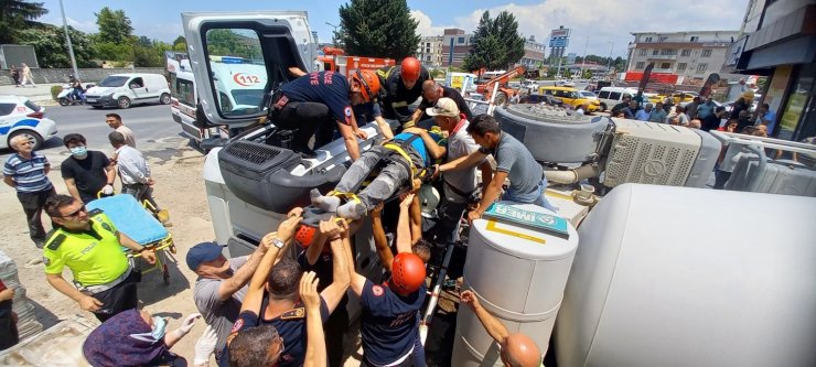 Yol çöktü, devrilen beton mikserinin şoförü yaralandı 