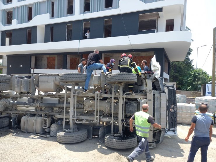 Yol çöktü, devrilen beton mikserinin şoförü yaralandı 