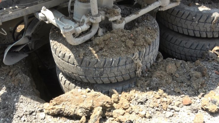 Yol çöktü, devrilen beton mikserinin şoförü yaralandı 
