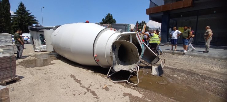 Yol çöktü, devrilen beton mikserinin şoförü yaralandı 