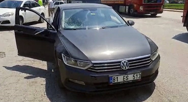 Yol kenarında beklerken otomobil çarptı