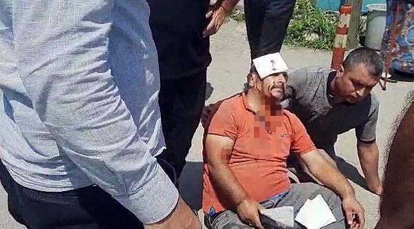 Yol kenarında beklerken otomobil çarptı