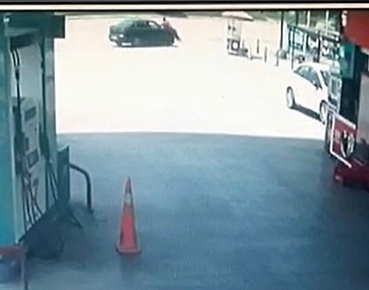 Yol kenarında beklerken otomobil çarptı