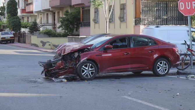 2 otomobil çarpıştı, 5 kişi yaralandı