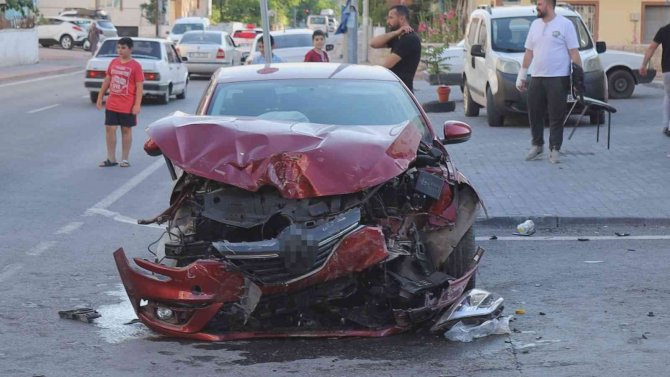 2 otomobil çarpıştı, 5 kişi yaralandı