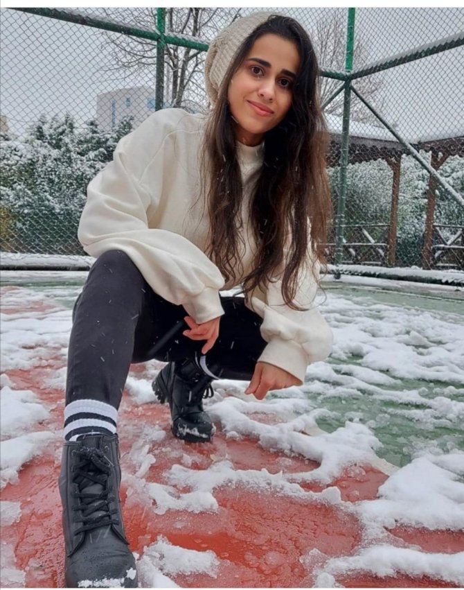 22 yaşındaki kadına otomobilin çarptığı kaza kamerada