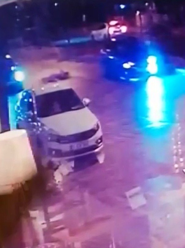 22 yaşındaki kadına otomobilin çarptığı kaza kamerada