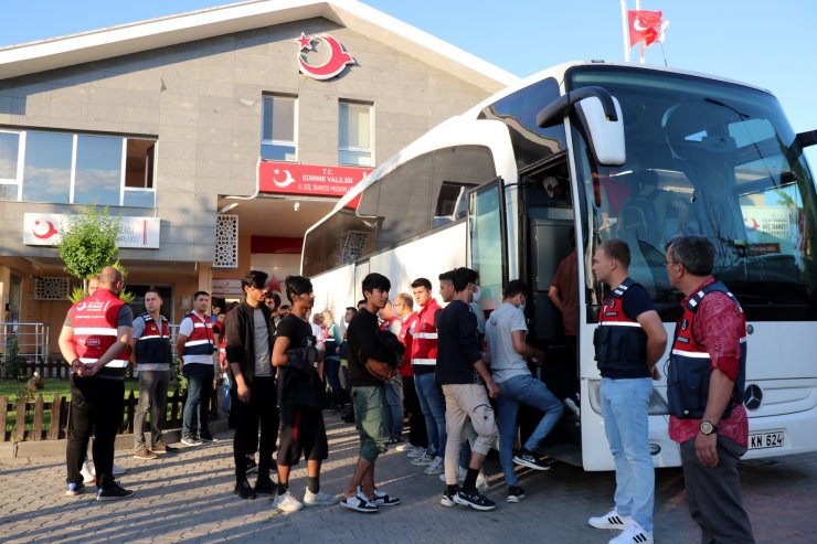 Afgan uyruklu 209 kaçak göçmen, sınır dışı edilmek üzere İstanbul'a gönderildi