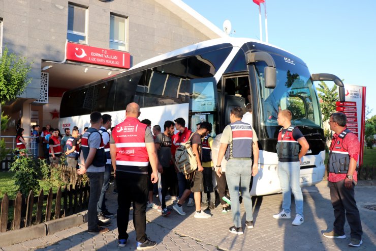Afgan uyruklu 209 kaçak göçmen, sınır dışı edilmek üzere İstanbul'a gönderildi