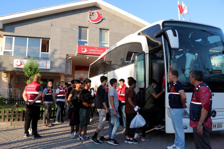 Afgan uyruklu 209 kaçak göçmen, sınır dışı edilmek üzere İstanbul'a gönderildi