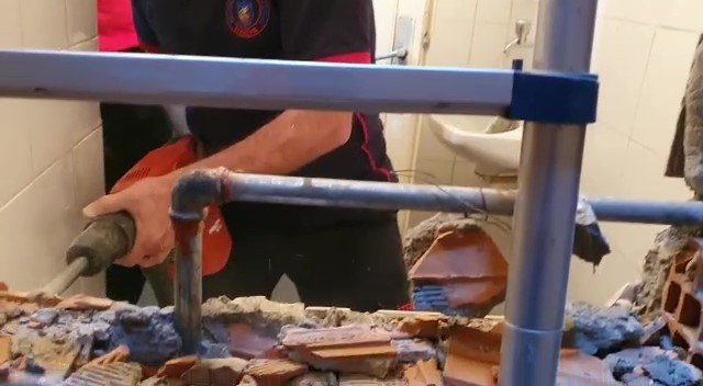 Apartman boşluğuna düşen genci tuvalet duvarını kırıp kurtardılar