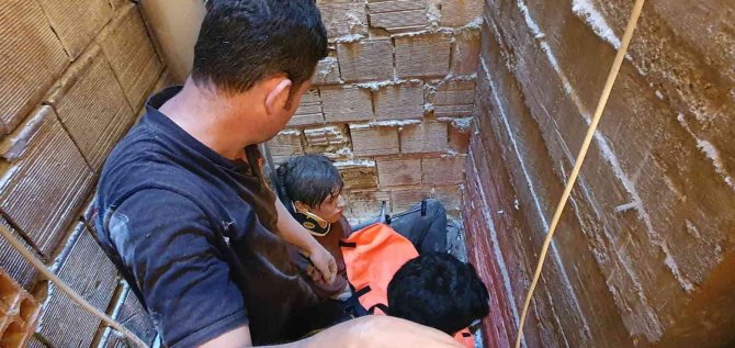 Apartman boşluğuna düşen genci tuvalet duvarını kırıp kurtardılar