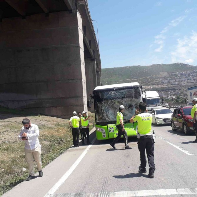 Belediye otobüsü ile tanker çarpıştı, 11 yolcu yaralandı