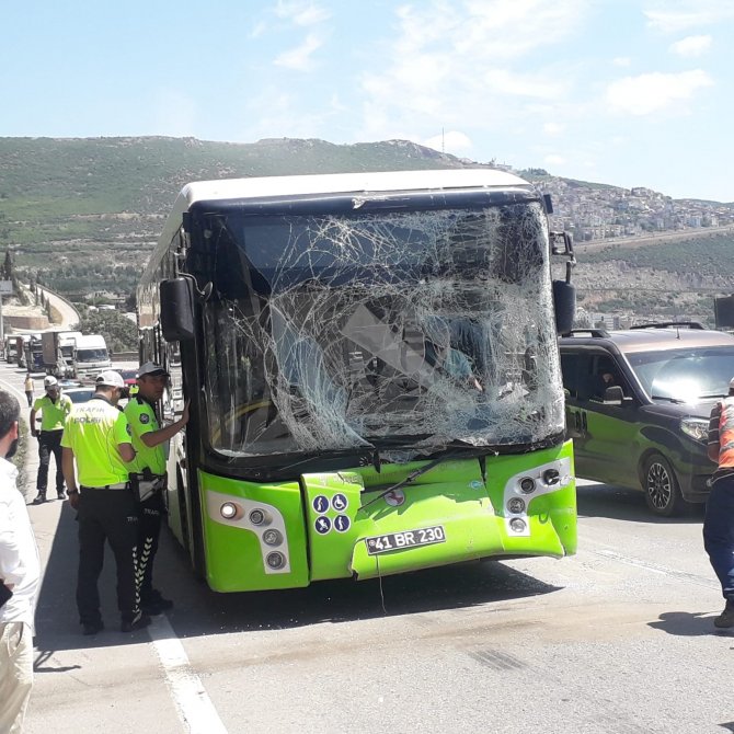 Belediye otobüsü ile tanker çarpıştı, 11 yolcu yaralandı